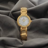 ساعة نسائية باللون الذهبي