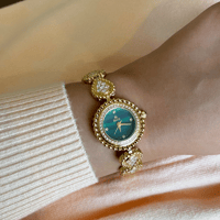 ساعة لامعة باللون الذهبي