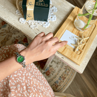 ساعة باللون الفضي ميناء اخضر