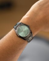 ساعة تعكس مفهوم الأناقة باللون السود