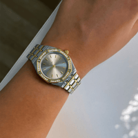 ساعة نسائية باللون المكس