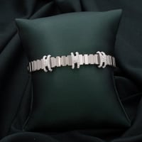 اسوارة نسائية باللون الفضي