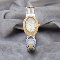 ساعة تجسد معنى الحقيقي للسحر والتميز باللون الذهبي...