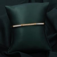 اسوارة نسائية بتصميم ملفت بلون الذهبي