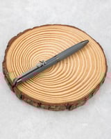 قلم يضمن ثباته وأناقته في كل وقت. معا شعار السيفين...