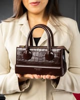 شنطة حجم ميني تصميم كلاسيك باللون بني غامق