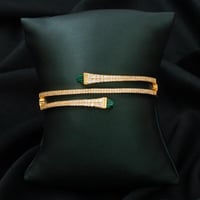 ترمز هذه الاسواره الأنيقه إلى الحب الابدي