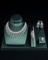 طقم سهرات براق متتناغم باللون الفضي