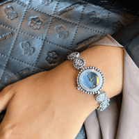 ساعة لامعة باللون الفضي