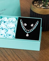 طقم بتصميم فاخر من الإكسسوارات المزيّنة بأحجار ملو...