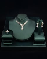 طقم نسائي زركون يمنحك لمسة فخامة باللون الفضي والذ...