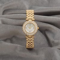 ساعة نسائية باللون الذهبي