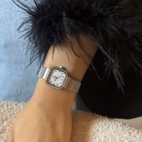 ساعة نسائية باللون الفضي ميناء ابيض