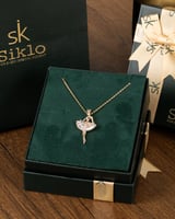 تعليقة ناعمة تجمع بين الطابع الجريء