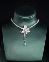 طقم ليمنحكِ إطلالة مشرقة تنبض بالفخامة والتألق في...