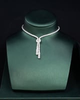 يتميز الطقم بلمعانه الراقي وتفاصيله الأنيقة