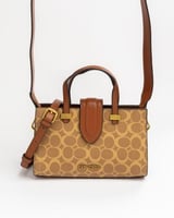 شنطة لون بني فاتح حجم وسط