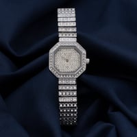 ساعة نسائية باللون الفضي