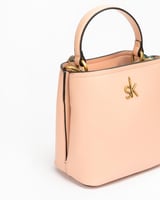 شنطة باللون الوردي حجم صغير