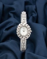 ساعة فاخرة بتصميم أنيق يزدان بفصوص لامعة