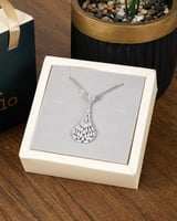 تعليقة نسائية تحمل في طياتها بساطة راقية