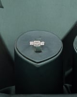 طقم يمنح إطلالتك الحضور الملفت باللون الفضي