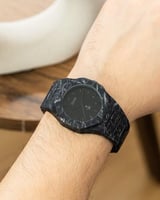 ساعة كربون باللون الاسود