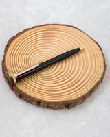 القلم المصمم بعناية ليجمع بين الأناقة والأداء العا...