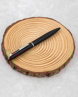 يتميز بهيكل متوازن يمنح ثباتًا مريحًا في اليد