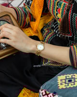 ساعة باللون الذهبي الصدفي