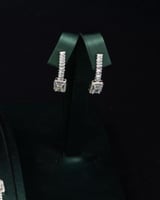 طقم يمنح إطلالتك الحضور الملفت باللون الفضي