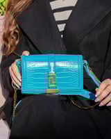 شنطة باللون التيفاني حجم صغير