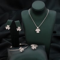 على شكل وردة اللوتس لتعكس النور والحب لطفلتك مكون...