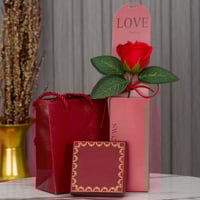 طقم نسائي فضي بتغليف باللون الاحمر لامثيل له من اج...