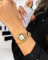 ساعة فاخرة بتصميم مبتكر باللون الذهبي