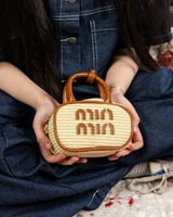 تصميم أنيق يواكب أحدث صيحات الموضة لطفلتك بحجم مين...