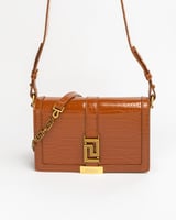 شنطة باللون البني حجم صغير