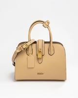 شنطة بلون البني الفاتح حجم وسط