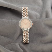 ساعة نسائية باللونين الفضي والنحاسي