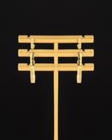 حلق نسائي بتشطيب لامع، يعكس بريق شخصيتك