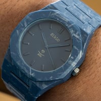 ساعة كربون باللون الازرق