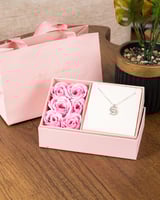 تميّزي بإطلالة تضيف لمعة أنثوية جذابة