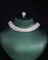 طقم نسائي بتصميم ملكي