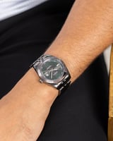 الساعة العملية التي تناسب كل الأوقات باللون الرصاص...