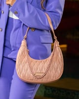 شنطة جذابة وردي بحجمها الوسط