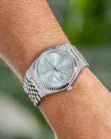 ساعة تكمل حضورك باللون الفضي ميناء تيفاني