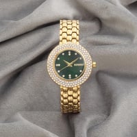 ساعة نسائية باللون الذهبي