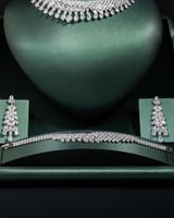 طقم سهرات بتفاصيل تجذب الأنظار