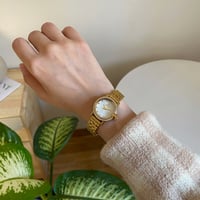 ساعة نسائية باللون الذهبي