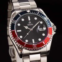 الساعة التي تميزك بحضور أنيق و عصري باللون الفضي